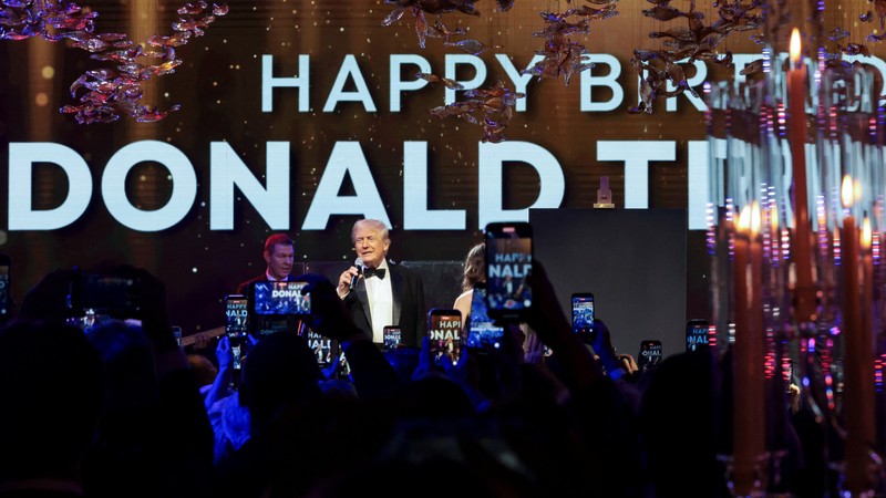 Presiden AS Donald Trump menyampaikan pidato selama pesta Malam Tahun Baru di Klub Mar-a-Lago miliknya di Palm Beach, Florida, AS, Rabu (31/12/2025). (REUTERS/Jonathan Ernst)