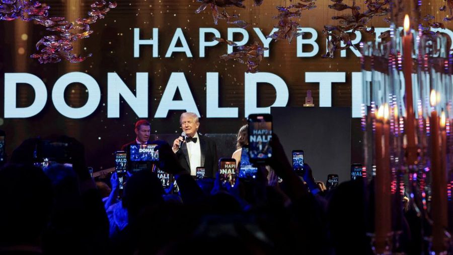Presiden AS Donald Trump menyampaikan pidato selama pesta Malam Tahun Baru di Klub Mar-a-Lago miliknya di Palm Beach, Florida, AS, Rabu (31/12/2025). (REUTERS/Jonathan Ernst)