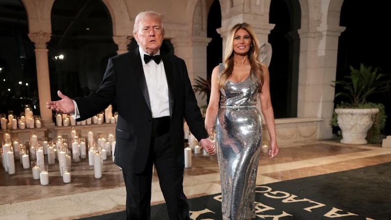 Presiden AS Donald Trump menyampaikan pidato selama pesta Malam Tahun Baru di Klub Mar-a-Lago miliknya di Palm Beach, Florida, AS, Rabu (31/12/2025). (REUTERS/Jonathan Ernst)