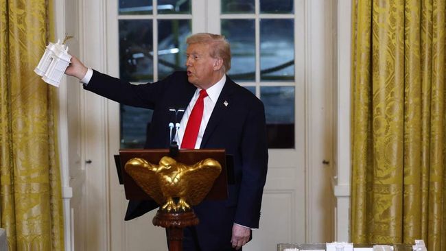 Habis Robohkan Gedung Putih, Donald Trump Mau Bikin Gapura