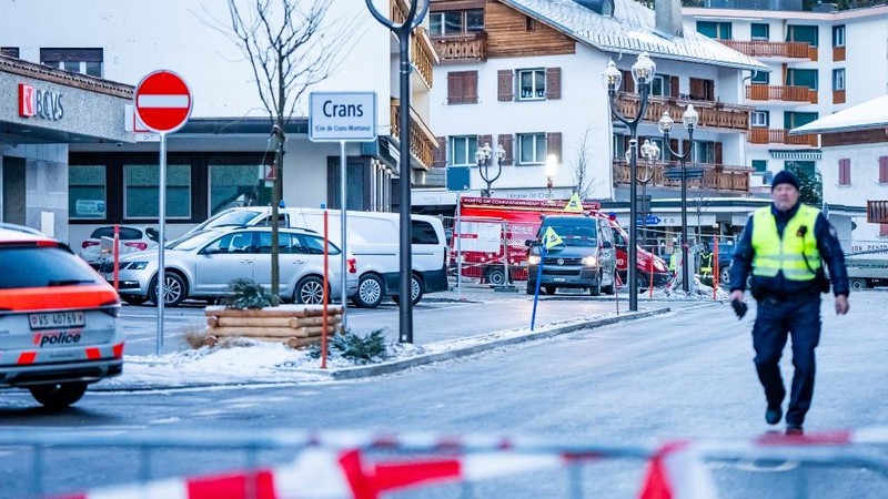 Petugas polisi terlihat di lokasi ledakan yang menghancurkan sebuah bar di Crans-Montana pada Kamis (1/1/2026). (AFP/MAXIME SCHMID)