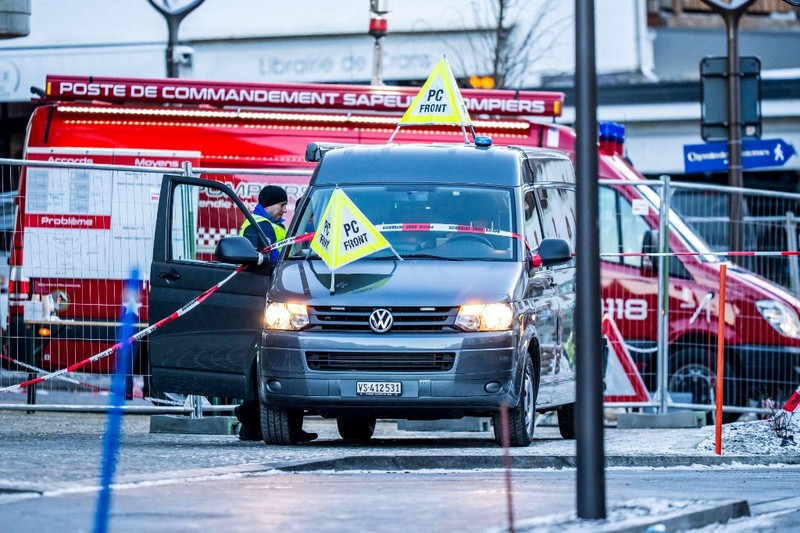 Petugas polisi terlihat di lokasi ledakan yang menghancurkan sebuah bar di Crans-Montana pada Kamis (1/1/2026). (AFP/MAXIME SCHMID)
