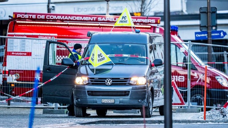 Petugas polisi terlihat di lokasi ledakan yang menghancurkan sebuah bar di Crans-Montana pada Kamis (1/1/2026). (AFP/MAXIME SCHMID)