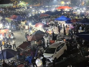 Malam Tahun Baru 2026, Pedagang di Bawah Jembatan Ampera Panen Cuan