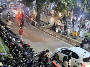 Warga Padati Kambang Iwak-Jembatan Ampera Sambut Tahun 2026