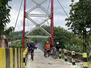 Jembatan Kaca Tinjomoyo Semarang Masih Tutup, Wisatawan Kecele