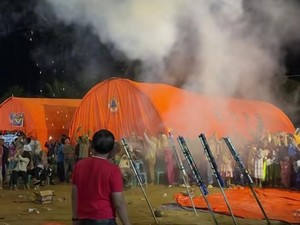 Bupati Tapteng Unggah Momen Pesta Kembang Api di Lokasi Pengungsian