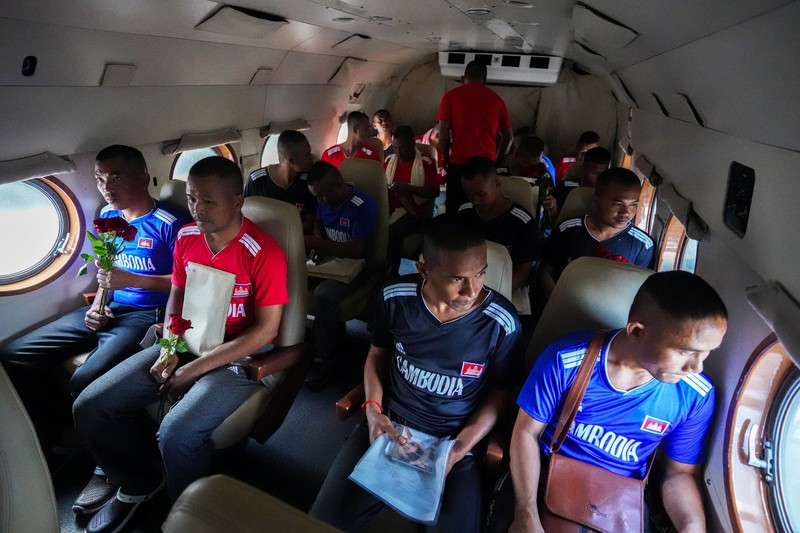 Thailand membebaskan 18 tentara Kamboja yang ditahan sebagai tawanan perang sejak Juli lalu usai sepakat gencatan senjata. (REUTERS/Soveit Yarn)