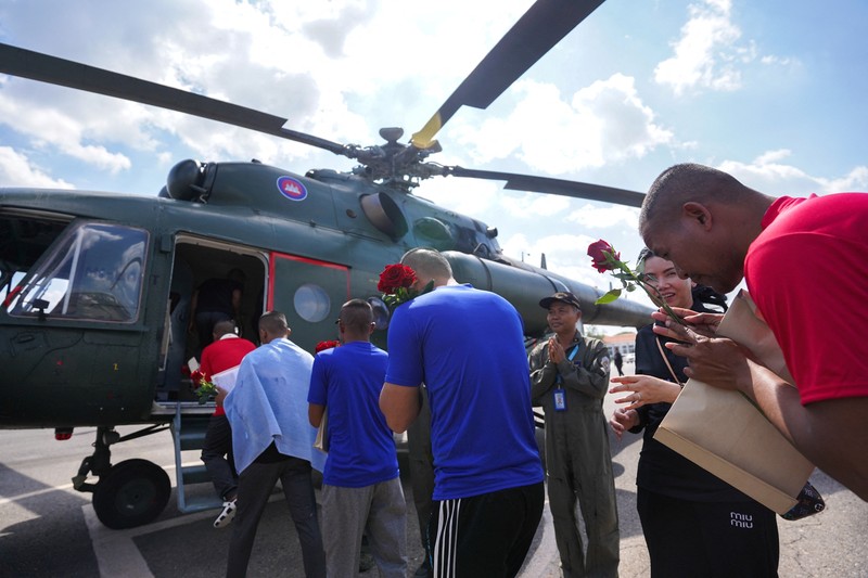 Thailand membebaskan 18 tentara Kamboja yang ditahan sebagai tawanan perang sejak Juli lalu usai sepakat gencatan senjata. (REUTERS/Soveit Yarn)