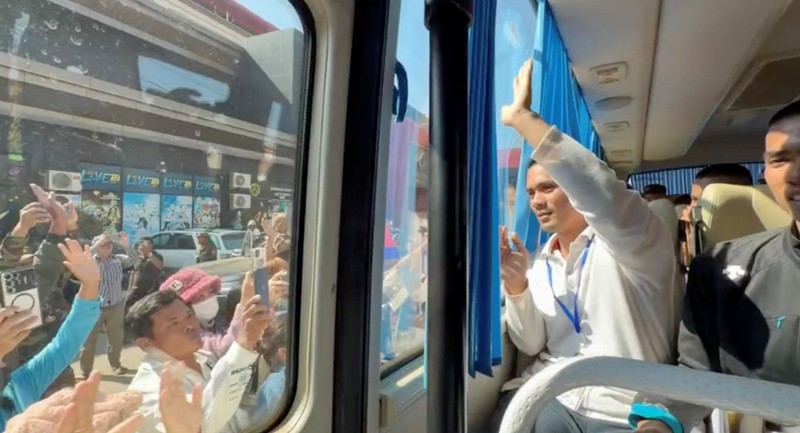 Thailand membebaskan 18 tentara Kamboja yang ditahan sebagai tawanan perang sejak Juli lalu usai sepakat gencatan senjata. (REUTERS/Soveit Yarn)