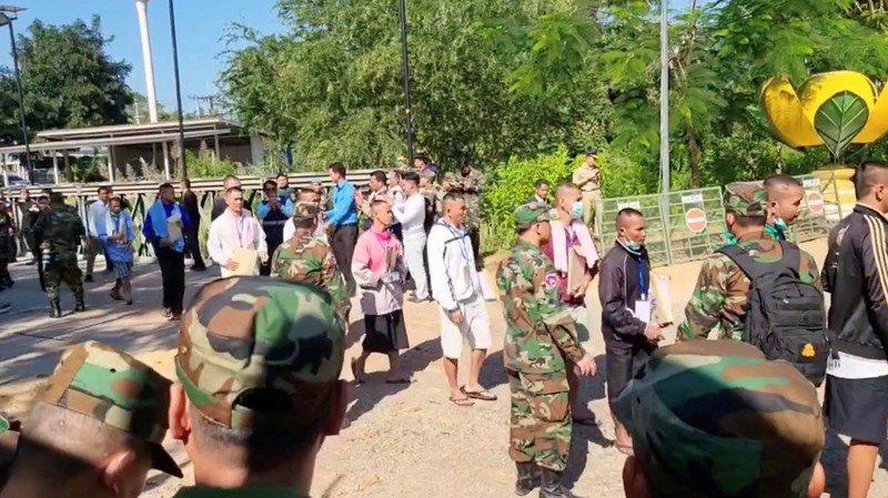 Thailand membebaskan 18 tentara Kamboja yang ditahan sebagai tawanan perang sejak Juli lalu usai sepakat gencatan senjata. (REUTERS/Soveit Yarn)