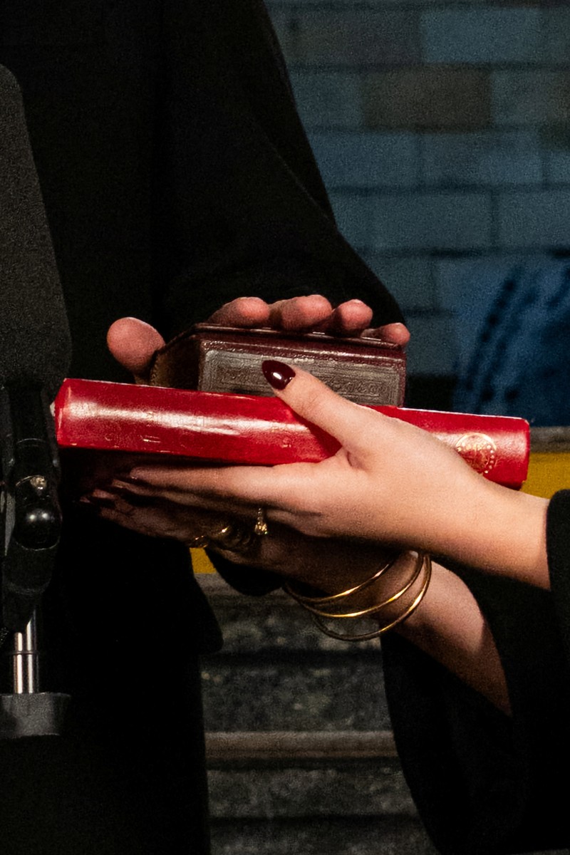 Wali Kota New York terpilih, Zohran Mamdani, resmi dilantik dalam upacara terbatas di stasiun kereta bawah tanah terbengkalai yang bersejarah pada tengah malam Tahun Baru 2026, Kamis (1/1/2026). (via REUTERS/Amir Hamja)