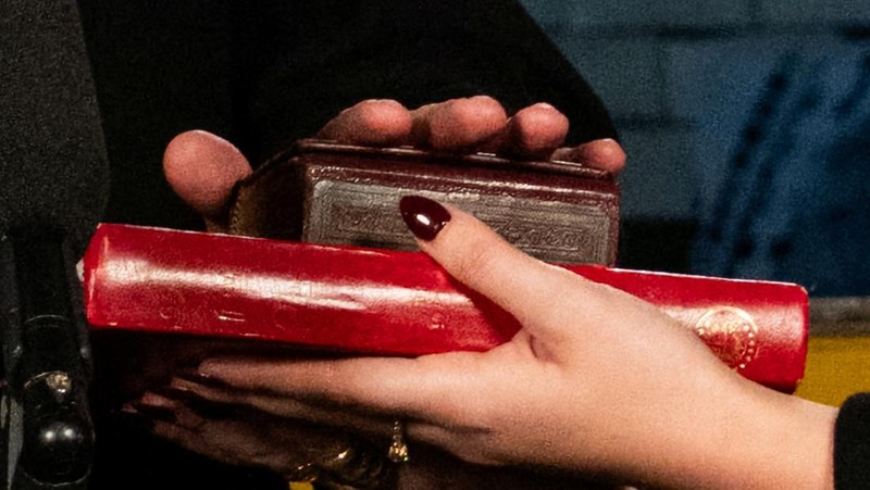 Wali Kota New York terpilih, Zohran Mamdani, resmi dilantik dalam upacara terbatas di stasiun kereta bawah tanah terbengkalai yang bersejarah pada tengah malam Tahun Baru 2026, Kamis (1/1/2026). (via REUTERS/Amir Hamja)