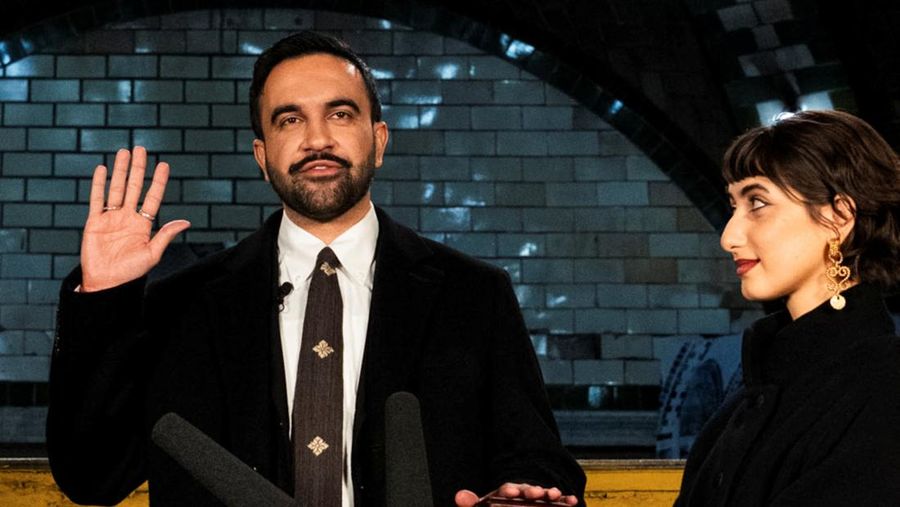 Wali Kota New York terpilih, Zohran Mamdani, resmi dilantik dalam upacara terbatas di stasiun kereta bawah tanah terbengkalai yang bersejarah pada tengah malam Tahun Baru 2026, Kamis (1/1/2026). (via REUTERS/Amir Hamja)