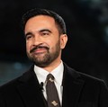 Wali Kota New York terpilih, Zohran Mamdani, resmi dilantik dalam upacara terbatas di stasiun kereta bawah tanah terbengkalai yang bersejarah pada tengah malam Tahun Baru 2026, Kamis (1/1/2026). (via REUTERS/Amir Hamja)