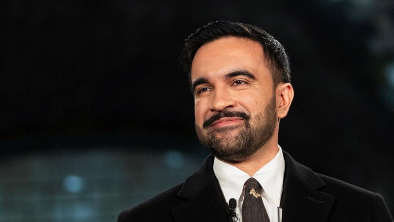 Wali Kota New York terpilih, Zohran Mamdani, resmi dilantik dalam upacara terbatas di stasiun kereta bawah tanah terbengkalai yang bersejarah pada tengah malam Tahun Baru 2026, Kamis (1/1/2026). (via REUTERS/Amir Hamja)