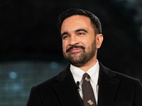 Wali Kota New York terpilih, Zohran Mamdani, resmi dilantik dalam upacara terbatas di stasiun kereta bawah tanah terbengkalai yang bersejarah pada tengah malam Tahun Baru 2026, Kamis (1/1/2026). (via REUTERS/Amir Hamja)