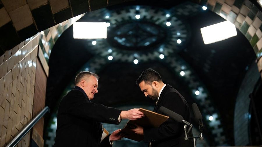 Wali Kota New York terpilih, Zohran Mamdani, resmi dilantik dalam upacara terbatas di stasiun kereta bawah tanah terbengkalai yang bersejarah pada tengah malam Tahun Baru 2026, Kamis (1/1/2026). (via REUTERS/Amir Hamja)