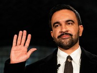 Detik-Detik Walkot Muslim New York Mamdani Dilantik, Sentuh Al-Quran