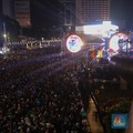 Warga menyaksikan atraksi formasi drone saat Perayaan Tahun Baru 2026 di Bundaran Hotel Indonesia (HI), Jakarta, Kamis (1/1/2026). (CNBC Indonesia/Faisal Rahman)