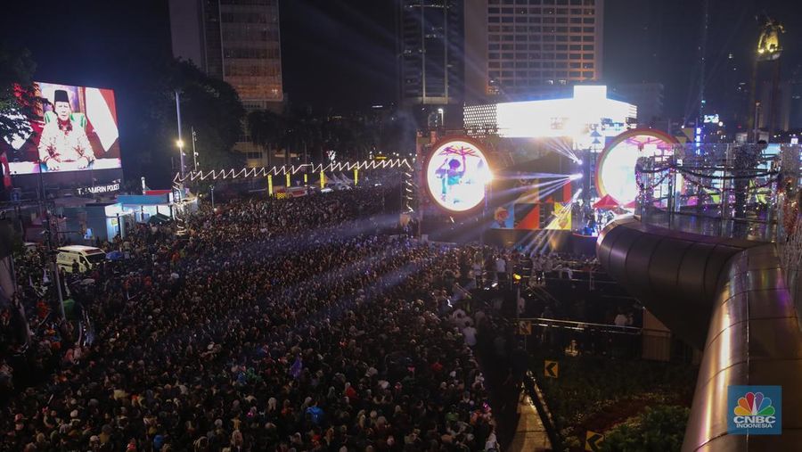 Warga menyaksikan atraksi formasi drone saat Perayaan Tahun Baru 2026 di Bundaran Hotel Indonesia (HI), Jakarta, Kamis (1/1/2026). (CNBC Indonesia/Faisal Rahman)