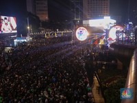 Warga menyaksikan atraksi formasi drone saat Perayaan Tahun Baru 2026 di Bundaran Hotel Indonesia (HI), Jakarta, Kamis (1/1/2026). (CNBC Indonesia/Faisal Rahman)