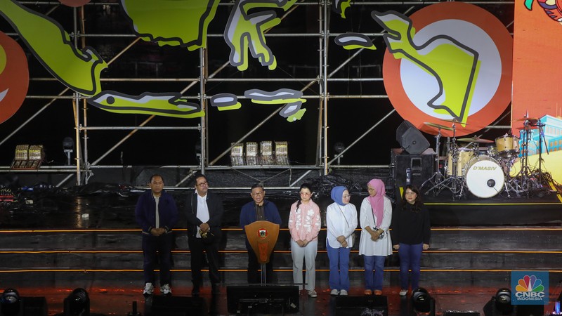 Warga menyaksikan atraksi formasi drone saat Perayaan Tahun Baru 2026 di Bundaran Hotel Indonesia (HI), Jakarta, Kamis (1/1/2026). (CNBC Indonesia/Faisal Rahman)