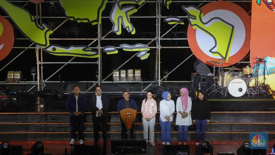 Warga menyaksikan atraksi formasi drone saat Perayaan Tahun Baru 2026 di Bundaran Hotel Indonesia (HI), Jakarta, Kamis (1/1/2026). (CNBC Indonesia/Faisal Rahman)