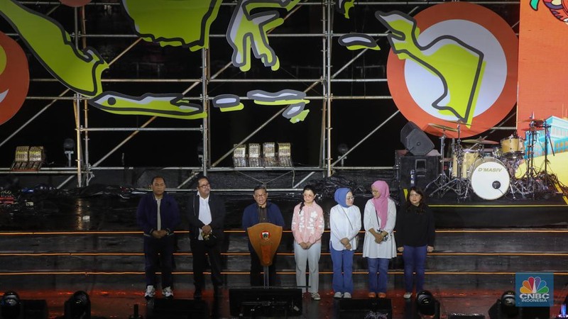 Warga menyaksikan atraksi formasi drone saat Perayaan Tahun Baru 2026 di Bundaran Hotel Indonesia (HI), Jakarta, Kamis (1/1/2026). (CNBC Indonesia/Faisal Rahman)