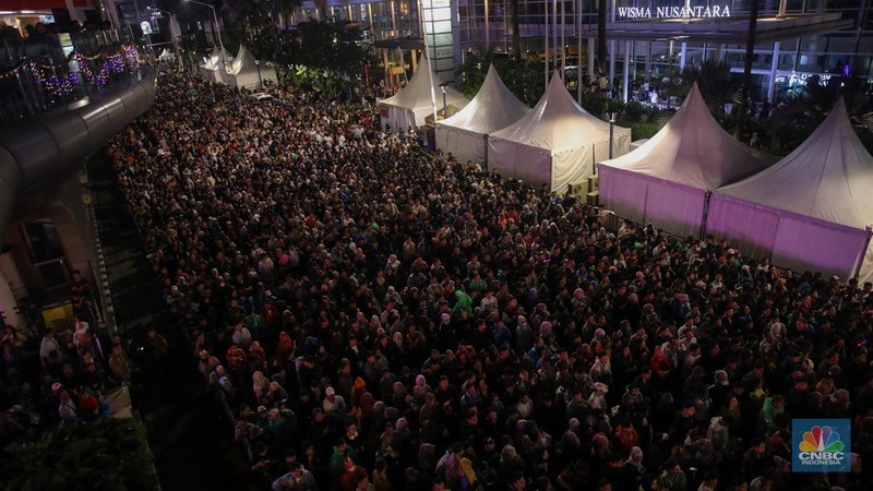 Warga menyaksikan atraksi formasi drone saat Perayaan Tahun Baru 2026 di Bundaran Hotel Indonesia (HI), Jakarta, Kamis (1/1/2026). (CNBC Indonesia/Faisal Rahman)