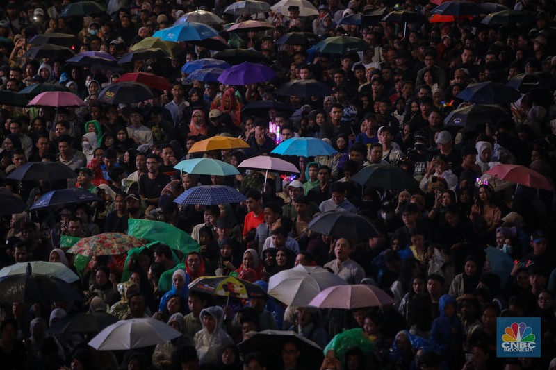 Warga menyaksikan atraksi formasi drone saat Perayaan Tahun Baru 2026 di Bundaran Hotel Indonesia (HI), Jakarta, Kamis (1/1/2026). (CNBC Indonesia/Faisal Rahman)