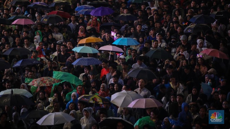 Warga menyaksikan atraksi formasi drone saat Perayaan Tahun Baru 2026 di Bundaran Hotel Indonesia (HI), Jakarta, Kamis (1/1/2026). (CNBC Indonesia/Faisal Rahman)