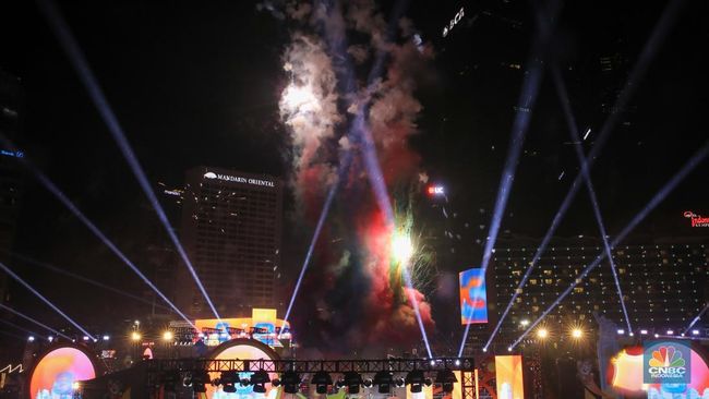 Momen Formasi Drone Jakarta for Sumatra Hiasi Perayaan Tahun Baru 2026