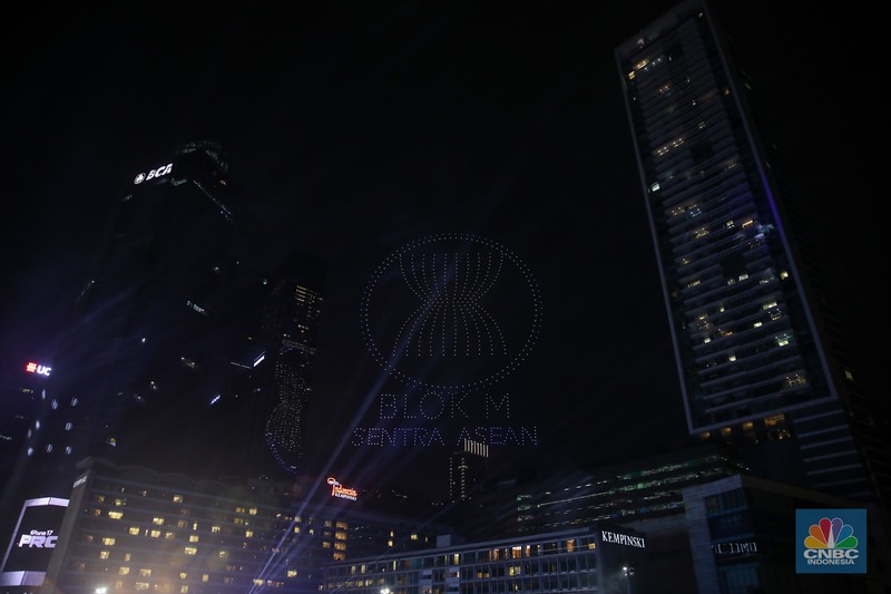 Warga menyaksikan atraksi formasi drone saat Perayaan Tahun Baru 2026 di Bundaran Hotel Indonesia (HI), Jakarta, Kamis (1/1/2026). (CNBC Indonesia/Faisal Rahman)
