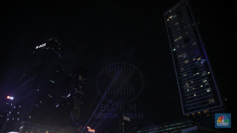 Warga menyaksikan atraksi formasi drone saat Perayaan Tahun Baru 2026 di Bundaran Hotel Indonesia (HI), Jakarta, Kamis (1/1/2026). (CNBC Indonesia/Faisal Rahman)