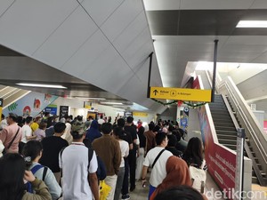 Ari Warga Pluit Manfaatkan Tarif Rp 1 MRT, Ajak Keluarga Main ke Blok M