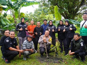 Tanam Pohon, Polda Riau Sulap Pemukiman Transmigran Jadi Kebun Buah