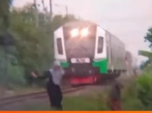 Aksi Nekat 2 Bocah Perempuan Coba Hentikan Kereta di Sidoarjo