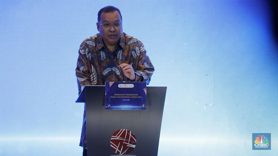 Direktur Utama Bursa Efek Indonesia (BEI) Iman Rachman memberikan sambutan saat pembukaan perdagangan saham awal tahun 2026 di Bursa Efek Indonesia, Jakarta, Jumat (2/1/2026) (CNBC Indonesia/Tri Susilo)