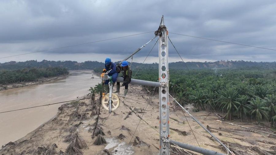 Di tengah kondisi medan yang berlumpur, petugas PLN tetap berjuang mendirikan tower transmisi Pangkalan Brandan-Langsa jalur 2 dengan mengutamakan keselamatan. (Dok PT PLN Persero)