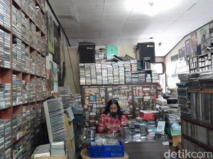 Menjaga Irama Kaset Pita di Ruko Dipatiukur Bandung