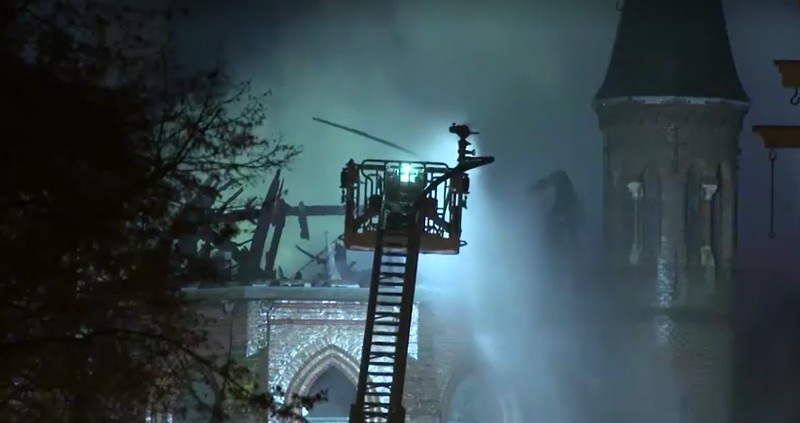 Kebakaran besar melanda gereja ikonik berusia lebih dari satu abad di pusat kota Amsterdam pada Kamis (1/1/2026) dini hari. Bangunan bersejarah Vondelkerk, yang telah berdiri selama sekitar 154 tahun, dilalap si jago merah hingga dinyatakan tak dapat diselamatkan. (Leon Ritzen/via REUTERS)