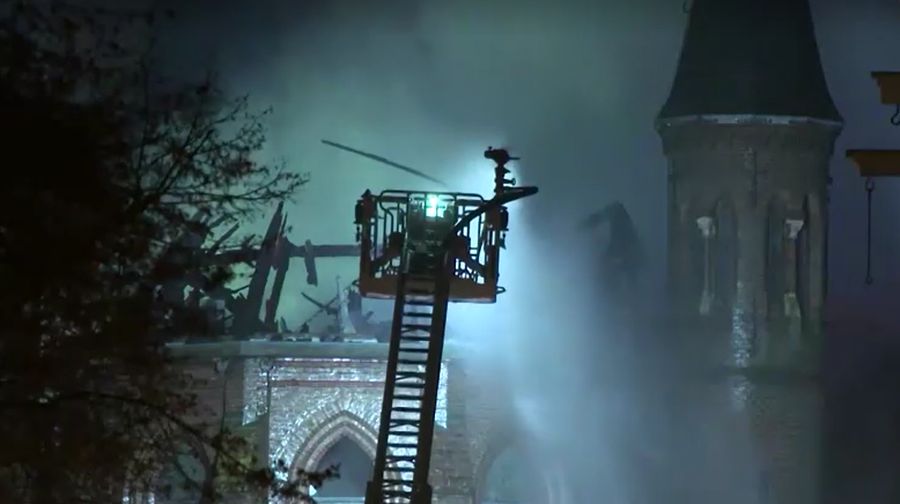 Kebakaran besar melanda gereja ikonik berusia lebih dari satu abad di pusat kota Amsterdam pada Kamis (1/1/2026) dini hari. Bangunan bersejarah Vondelkerk, yang telah berdiri selama sekitar 154 tahun, dilalap si jago merah hingga dinyatakan tak dapat diselamatkan. (Leon Ritzen/via REUTERS)