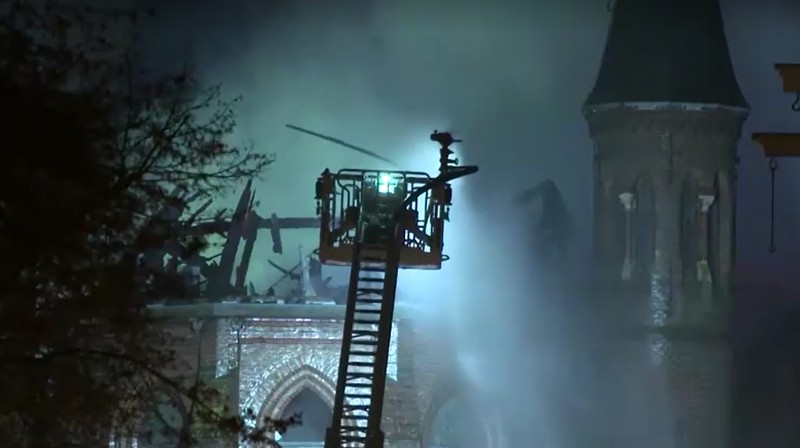 Kebakaran besar melanda gereja ikonik berusia lebih dari satu abad di pusat kota Amsterdam pada Kamis (1/1/2026) dini hari. Bangunan bersejarah Vondelkerk, yang telah berdiri selama sekitar 154 tahun, dilalap si jago merah hingga dinyatakan tak dapat diselamatkan. (Leon Ritzen/via REUTERS)