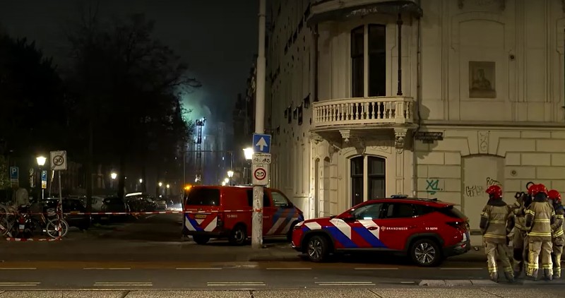 Kebakaran besar melanda gereja ikonik berusia lebih dari satu abad di pusat kota Amsterdam pada Kamis (1/1/2026) dini hari. Bangunan bersejarah Vondelkerk, yang telah berdiri selama sekitar 154 tahun, dilalap si jago merah hingga dinyatakan tak dapat diselamatkan. (Leon Ritzen/via REUTERS)