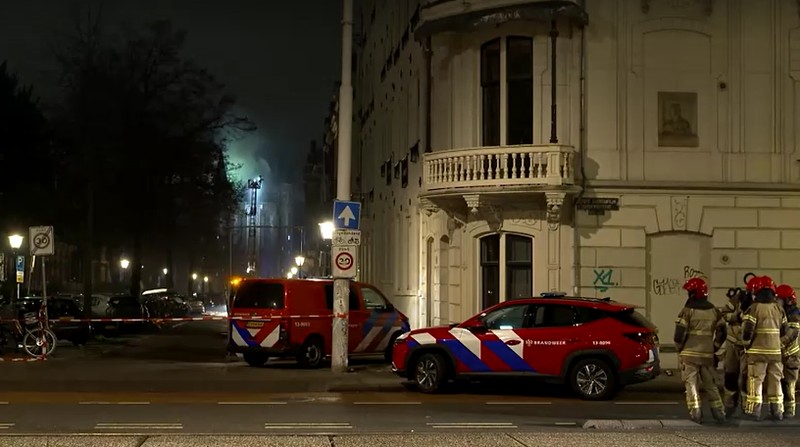 Kebakaran besar melanda gereja ikonik berusia lebih dari satu abad di pusat kota Amsterdam pada Kamis (1/1/2026) dini hari. Bangunan bersejarah Vondelkerk, yang telah berdiri selama sekitar 154 tahun, dilalap si jago merah hingga dinyatakan tak dapat diselamatkan. (Leon Ritzen/via REUTERS)