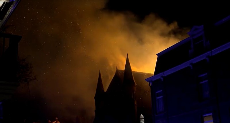 Kebakaran besar melanda gereja ikonik berusia lebih dari satu abad di pusat kota Amsterdam pada Kamis (1/1/2026) dini hari. Bangunan bersejarah Vondelkerk, yang telah berdiri selama sekitar 154 tahun, dilalap si jago merah hingga dinyatakan tak dapat diselamatkan. (Leon Ritzen/via REUTERS)