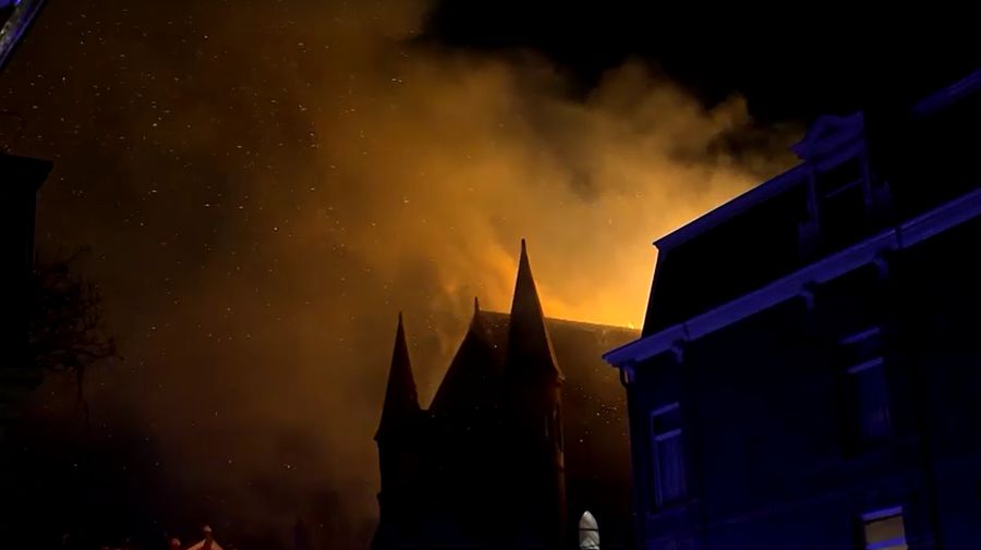 Kebakaran besar melanda gereja ikonik berusia lebih dari satu abad di pusat kota Amsterdam pada Kamis (1/1/2026) dini hari. Bangunan bersejarah Vondelkerk, yang telah berdiri selama sekitar 154 tahun, dilalap si jago merah hingga dinyatakan tak dapat diselamatkan. (Leon Ritzen/via REUTERS)
