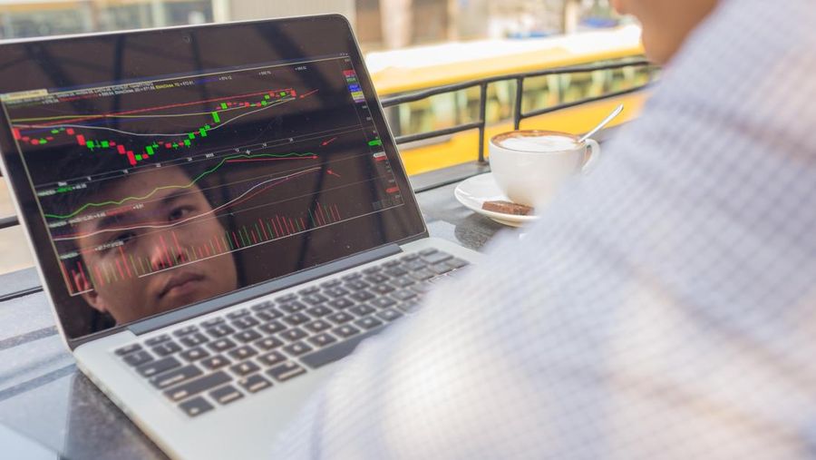 IHSG bergerak mendatar di akhir tahun dengan asing catat jual bersih. INTP ekspansi mortar lewat JV, dan CDIA bagi dividen interim perdana.