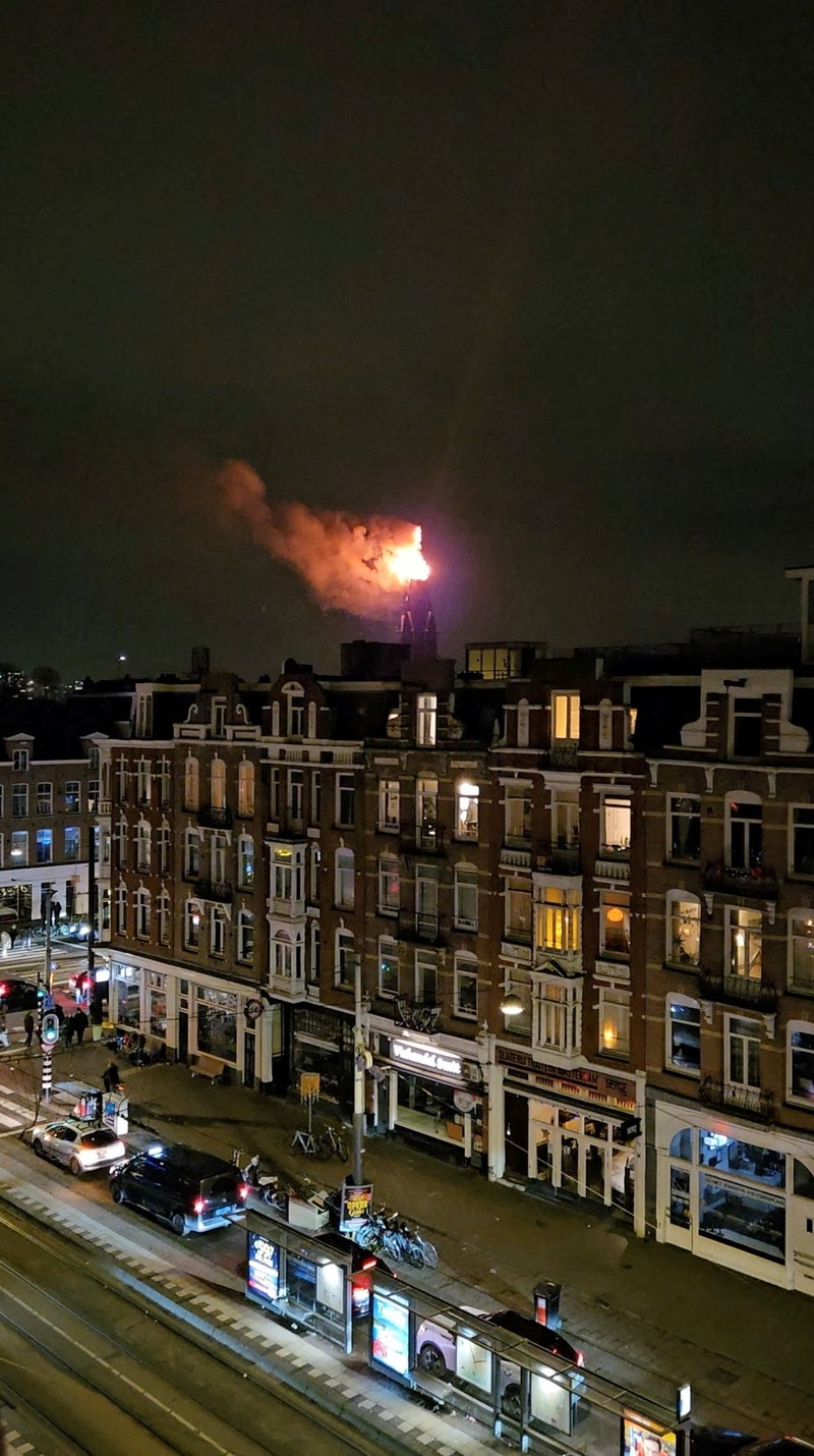 Kebakaran besar melanda gereja ikonik berusia lebih dari satu abad di pusat kota Amsterdam pada Kamis (1/1/2026) dini hari. Bangunan bersejarah Vondelkerk, yang telah berdiri selama sekitar 154 tahun, dilalap si jago merah hingga dinyatakan tak dapat diselamatkan. (Leon Ritzen/via REUTERS)